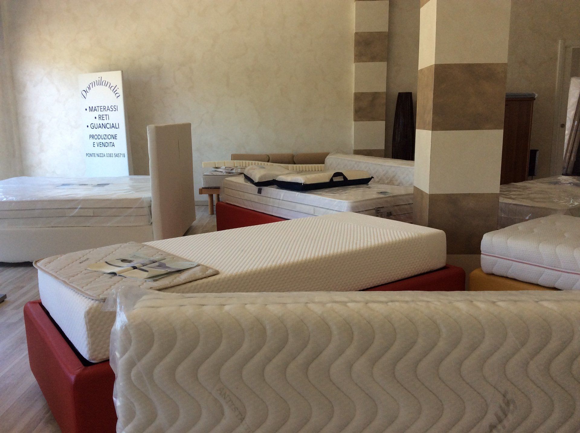 showroom con materassi in esposizione