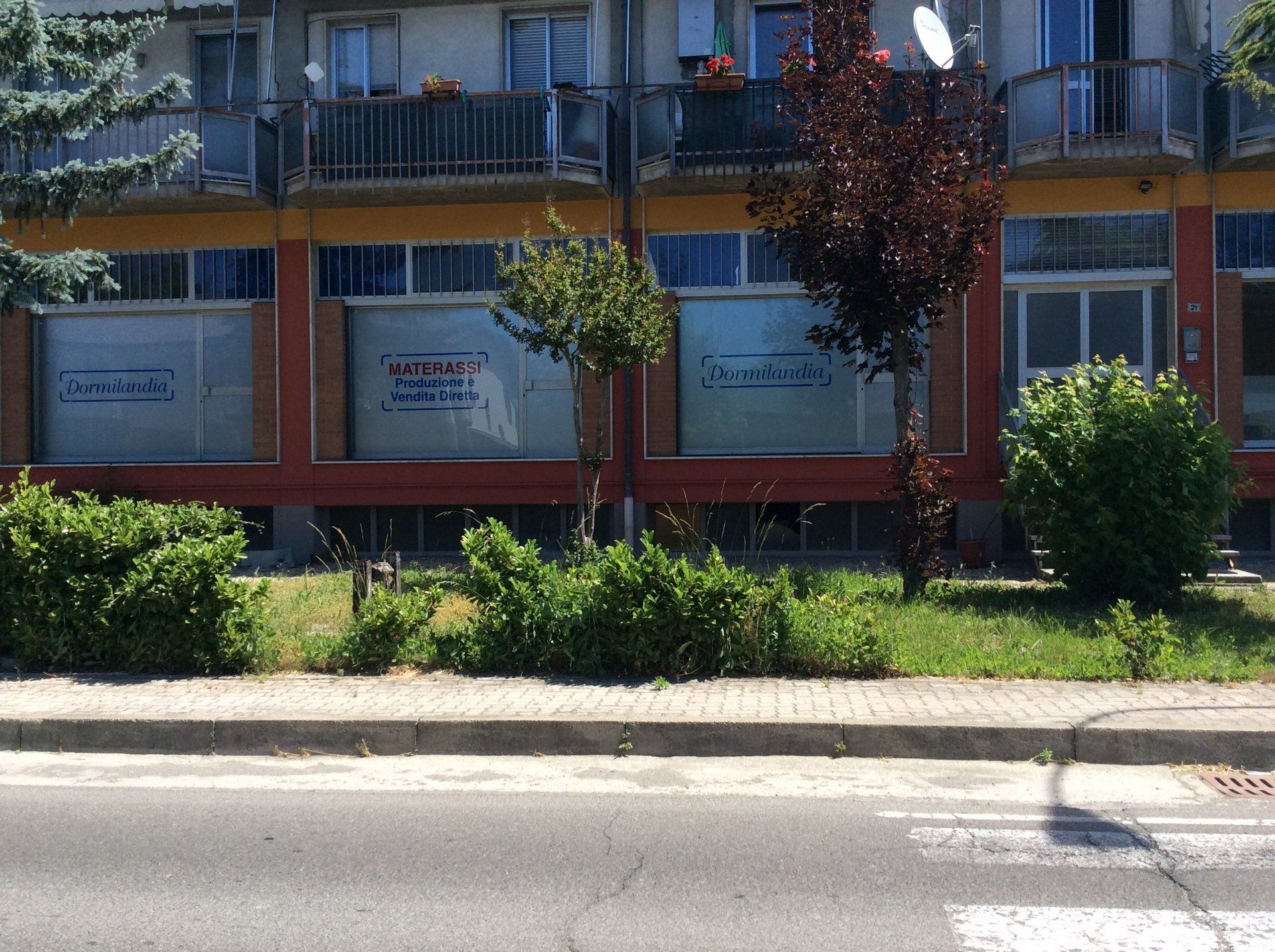 finestre con pubblicità ditta di materassi