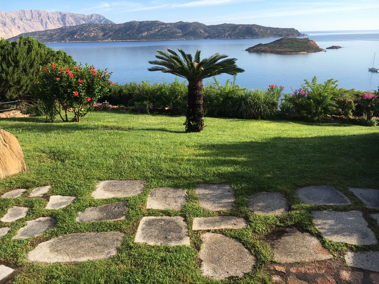 giardino di una villa al mare per le vacanze