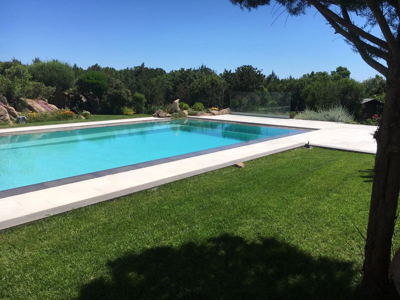 piscina di una giardino privato