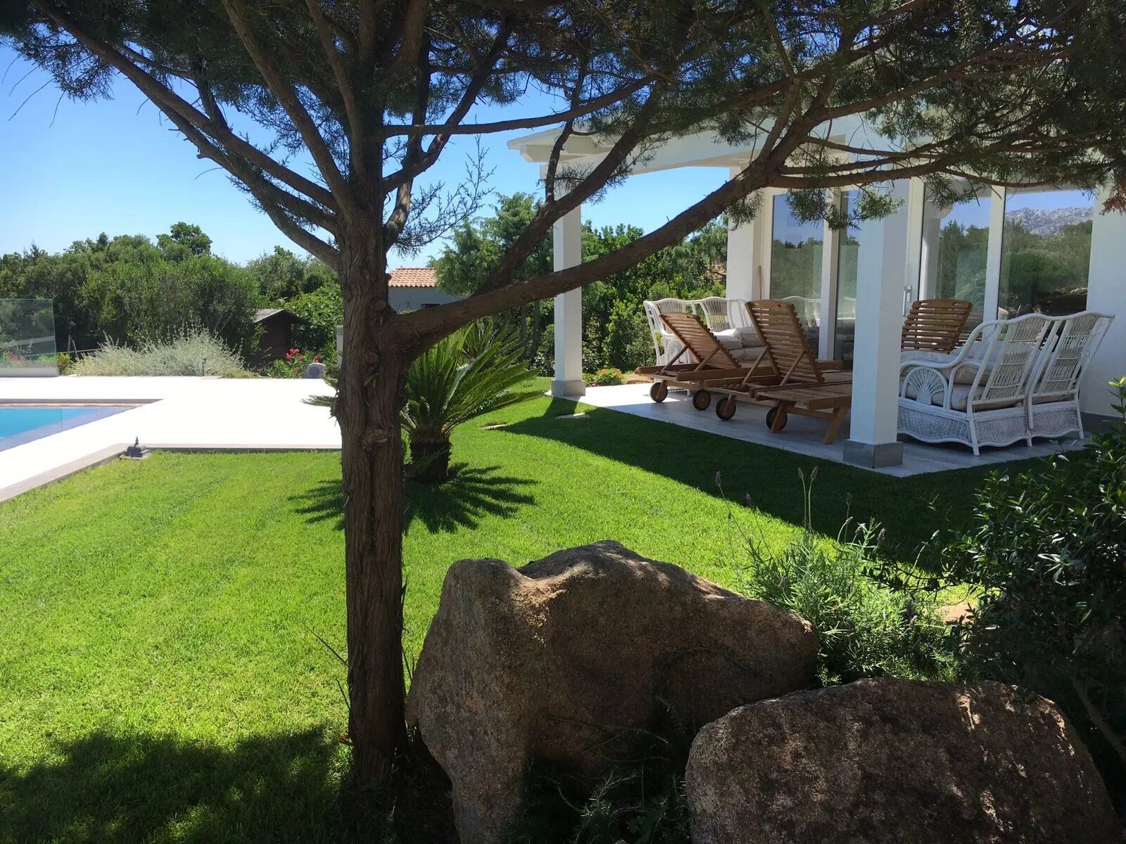 villa con giardino e patio