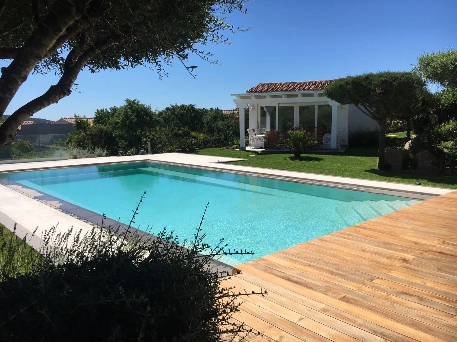 piscina all'aperto nel giardino di una villa