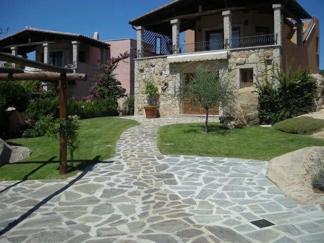villa con viale e giardino curato