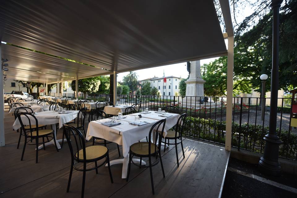 Veranda con tavoli