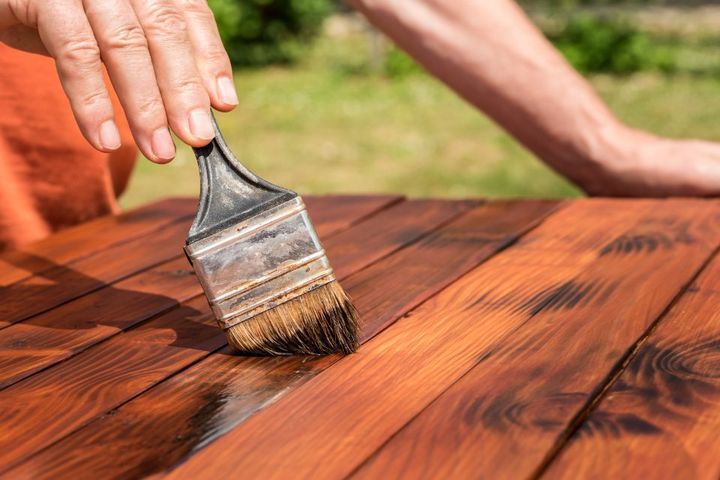applicazione di vernice per esterni su tavolo da giardino