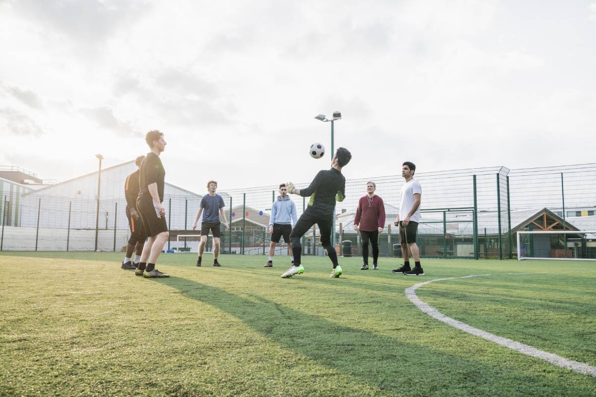 calciatori su campo in erbetta