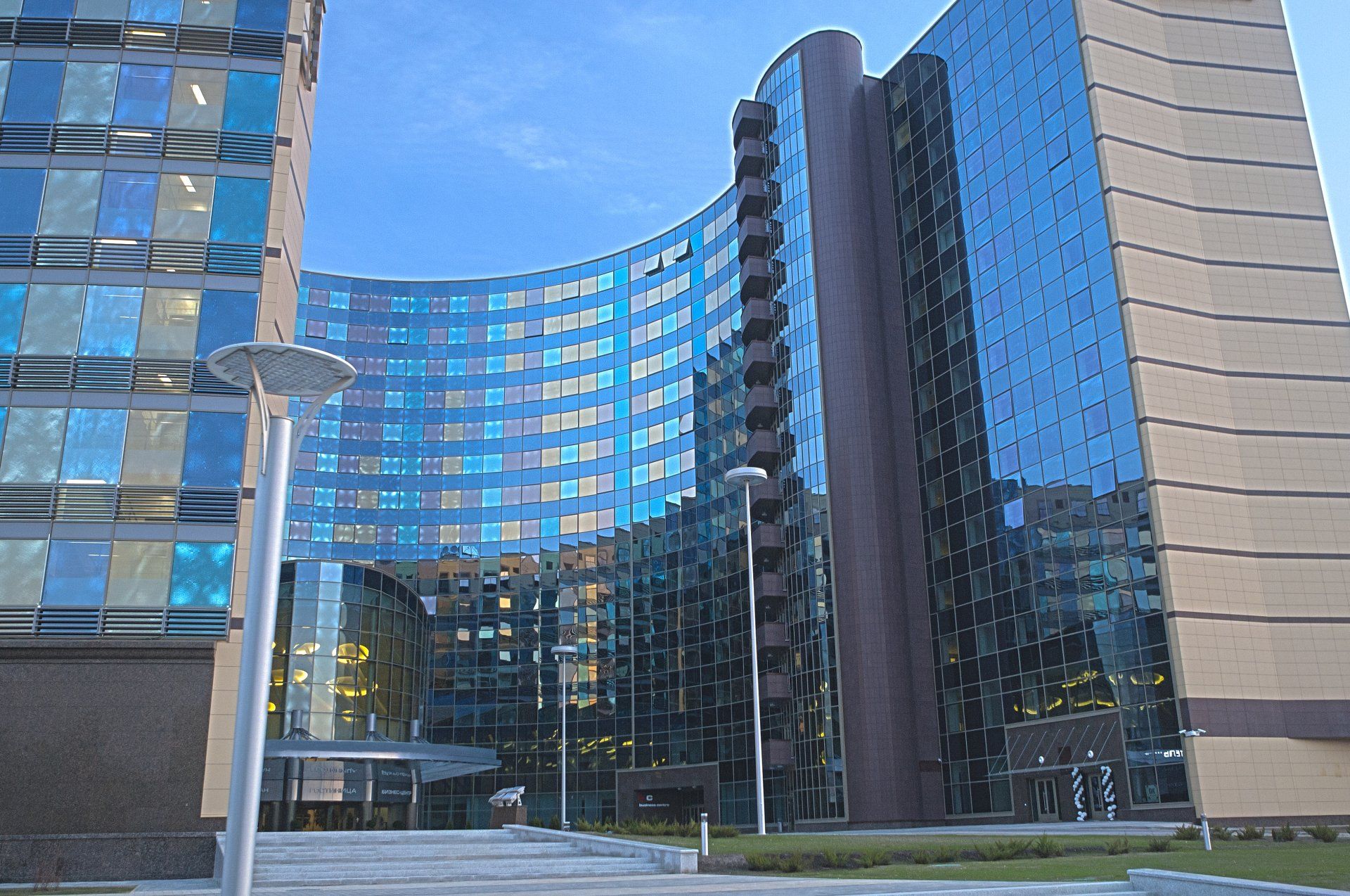Puristisches Gebäude mit Pool