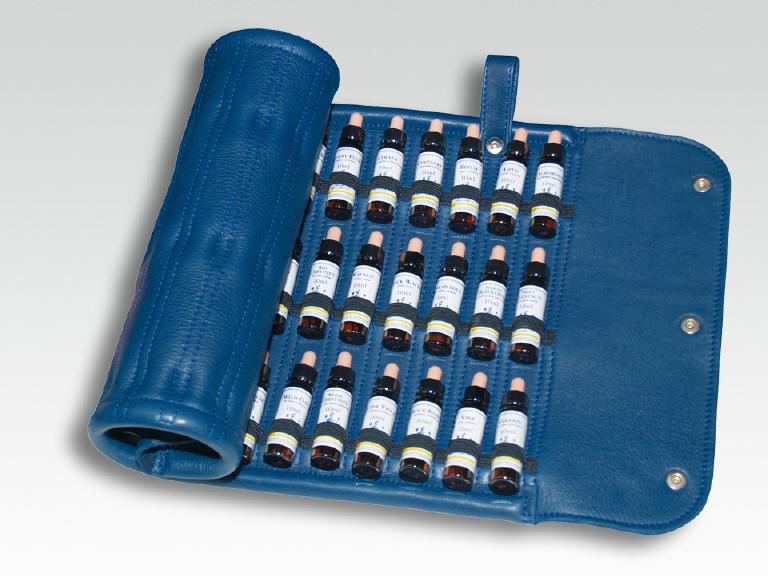 Ein blauer Lederkoffer mit Flaschen darin