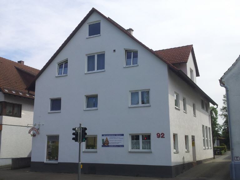 Ein weißes Gebäude mit der Nummer 92 darauf