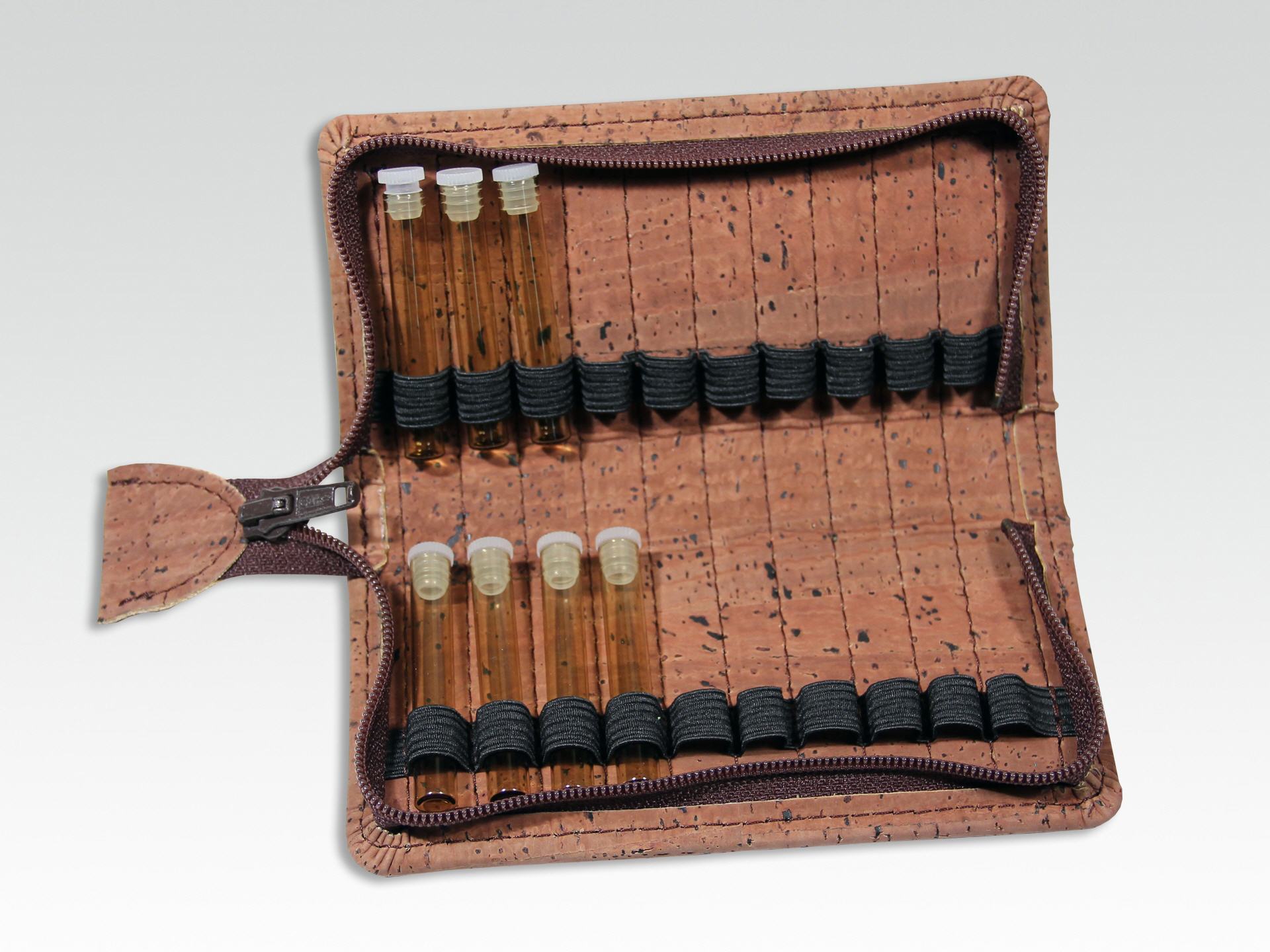 Eine braune Brieftasche mit Reißverschluss und einem Haufen Flaschen darin