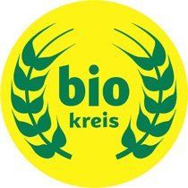 Ein gelber Kreis mit einem Lorbeerkranz und den Worten „Biokreis“ darauf.