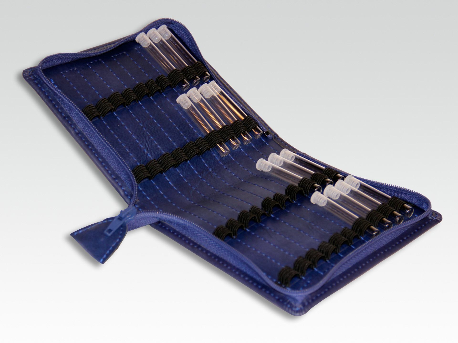 Ein blaues Etui mit Reißverschluss und einem Haufen Stifte darin