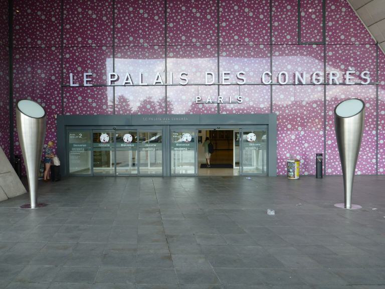 Der Eingang zum Gebäude Le Palais des Congrès