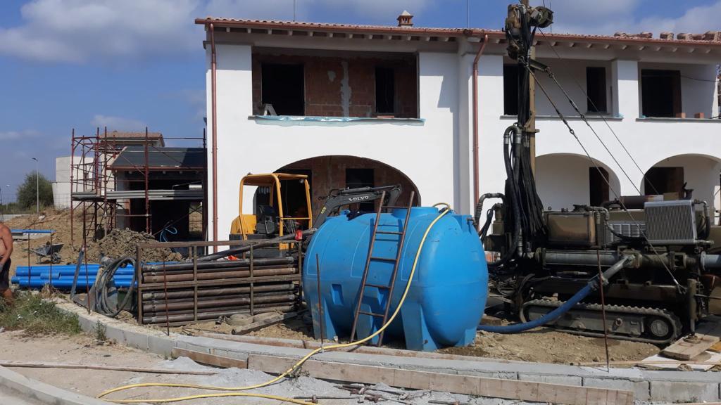 cantiere per costruzione di un pozzo artesiano