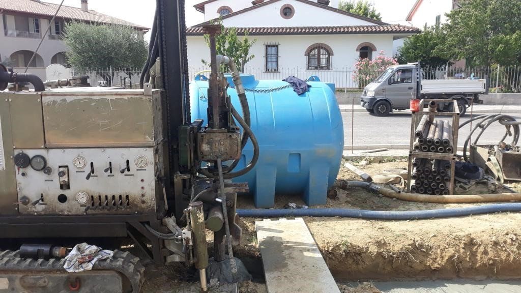 cantiere per costruzione di un pozzo
