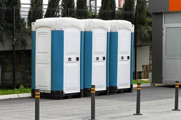 Fila di bagni chimici