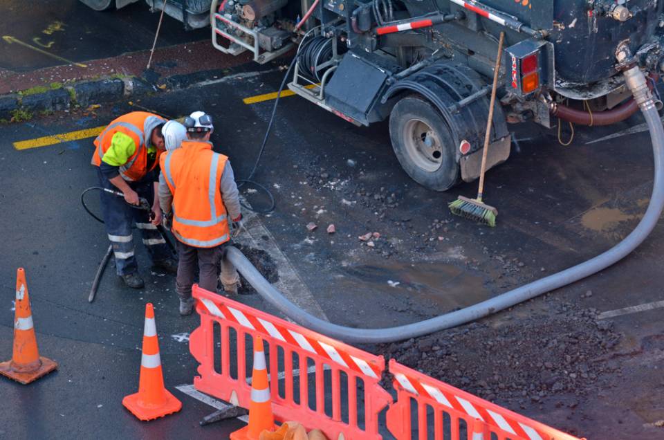 Operai impegnati con spurgo per smaltimento dei rifiuti a Brindisi