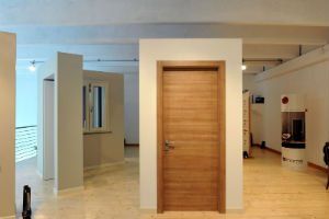 una porta in legno