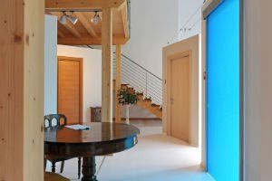 un tavolo rotondo e delle porte in legno