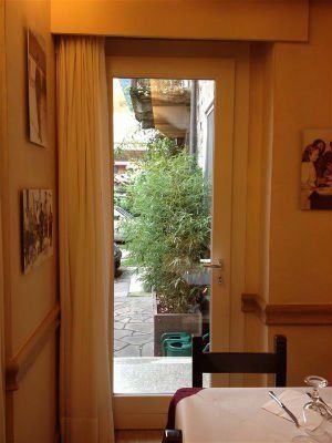 una porta in legno e vetro