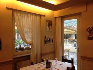 una cucina con un tavolo e vista di una porta e una finestra