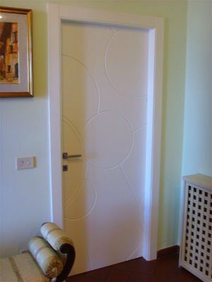 una porta in legno bianco