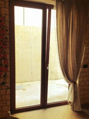 una porta finestra in legno marrone