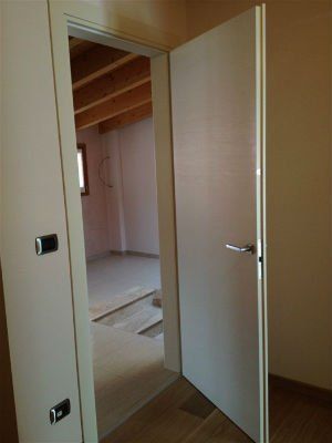 una porta bianca semi aperta