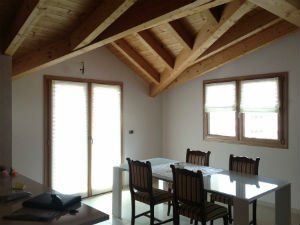 un tavolo con delle sedie e un soffitto in legno