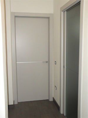 una porta bianca
