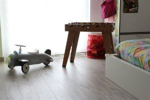 una cameretta con un calcetto e un aeroplanino con le ruote