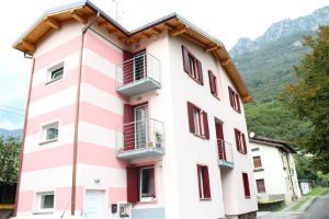 un condominio bianco e rosa