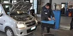 meccanico ripara automobile