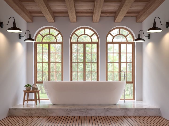 ampie finestre ad arco con inglesina in un bagno