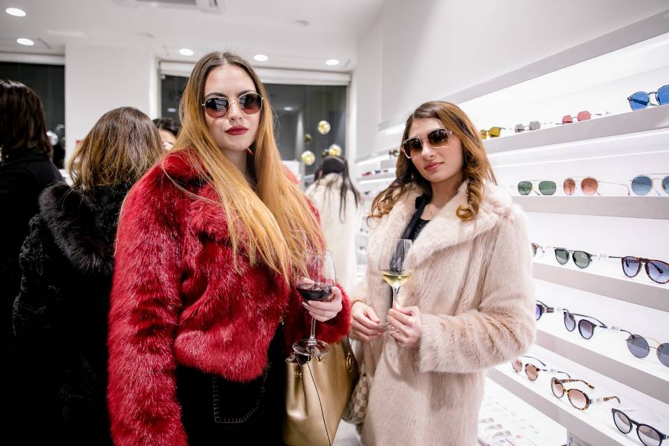 ragazze in negozio mentre scelgono gli occhiali