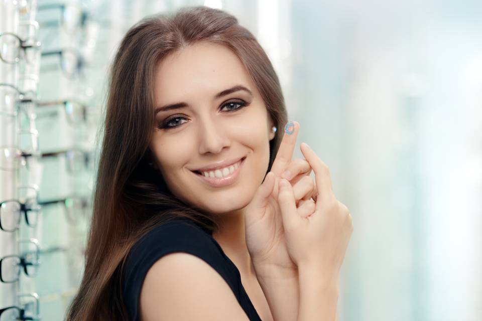ragazza sorridente con lenti a contatto