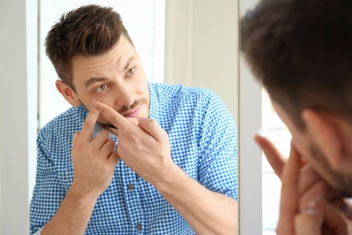 ragazzo mentre applica le lenti a contatto