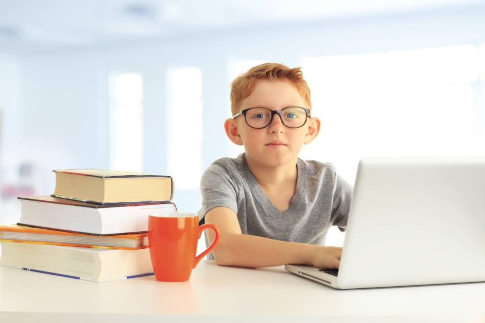 bambino con lenti da vista