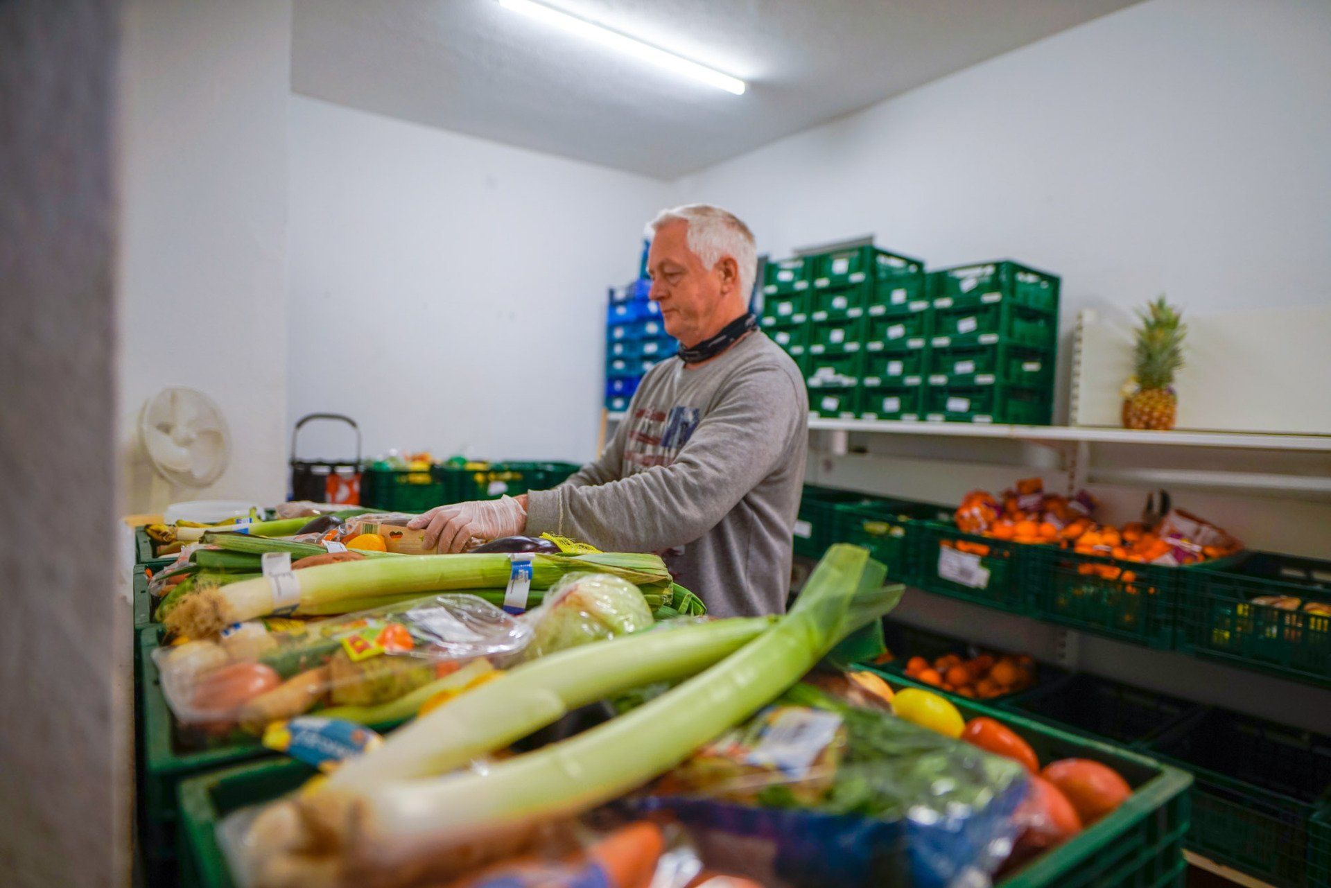 Ehrenamtlich lebensmittelksiten packen