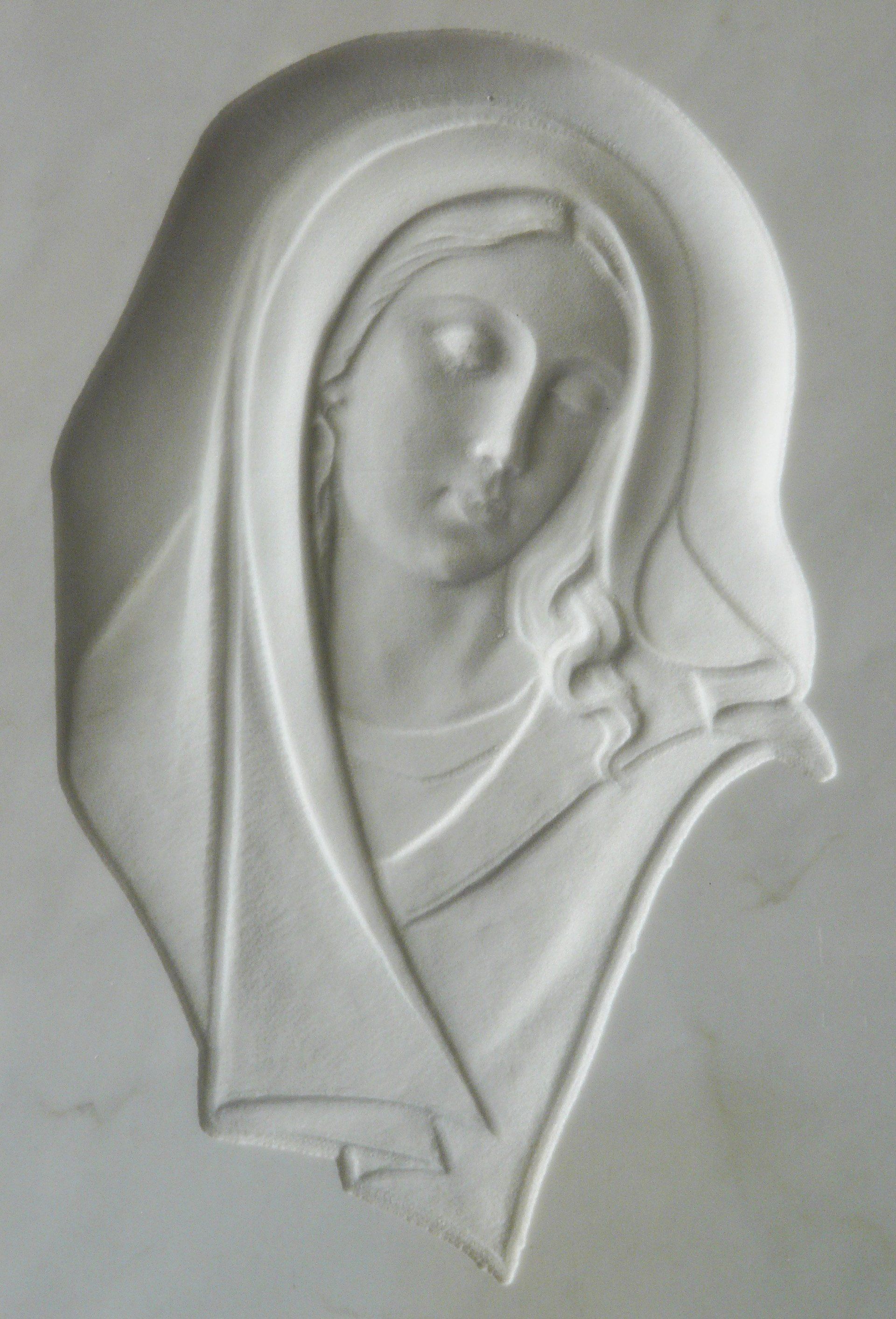 bassorielievo su marmo bianco con madonna