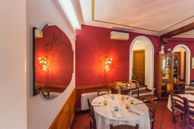 Sala ristorante con pareti rosse
