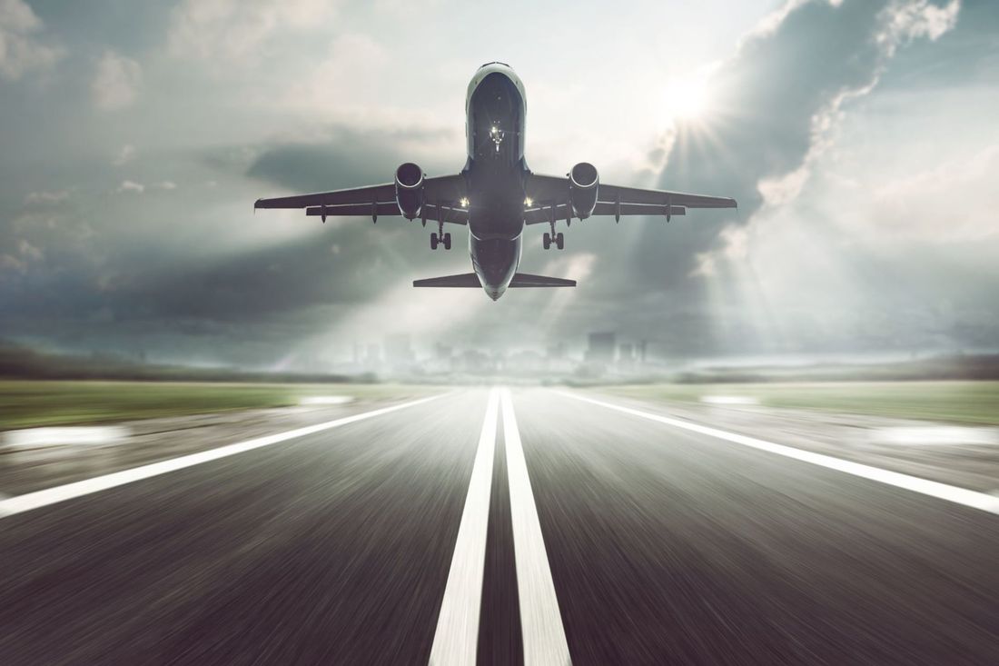 decollo di aereo specializzato in trasporto merci