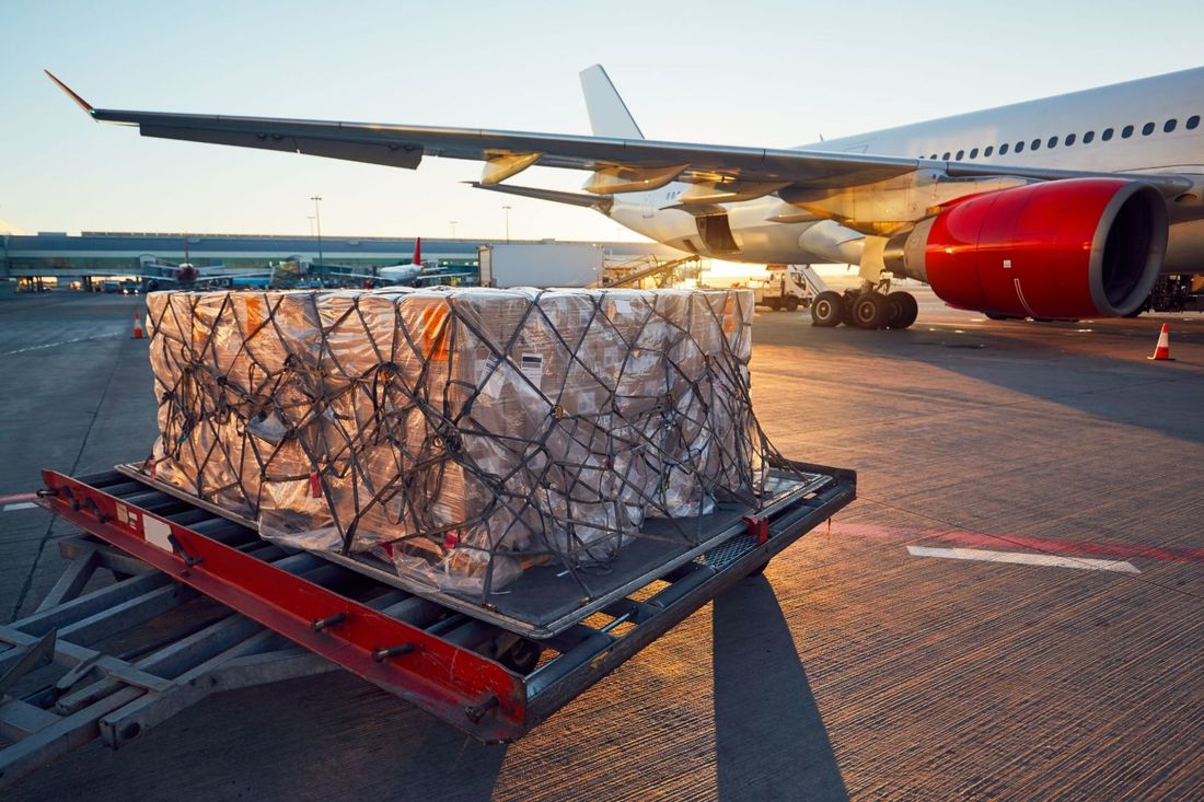 colli pronti per essere caricati su aereo