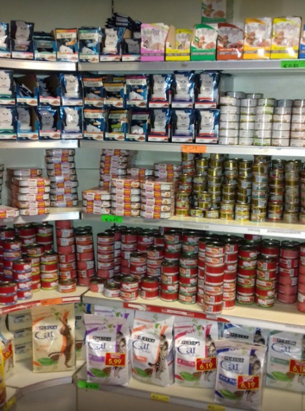 Cibo in scatola per gatti