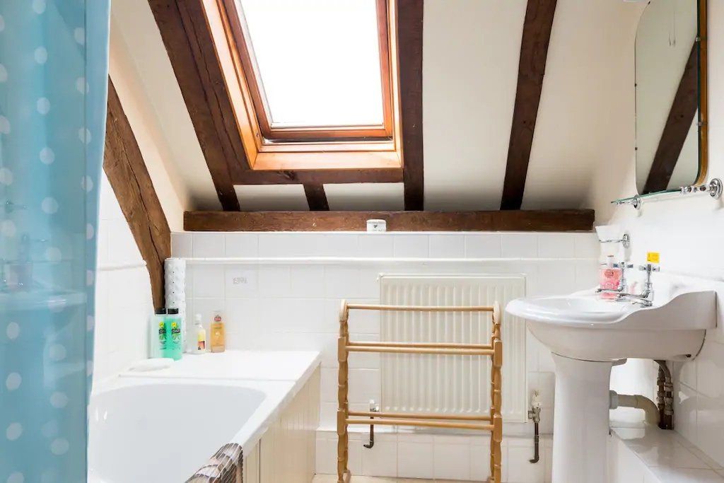 sink and bath in house
