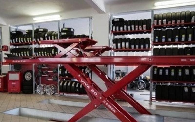 interno di autofficina per pneumatici
