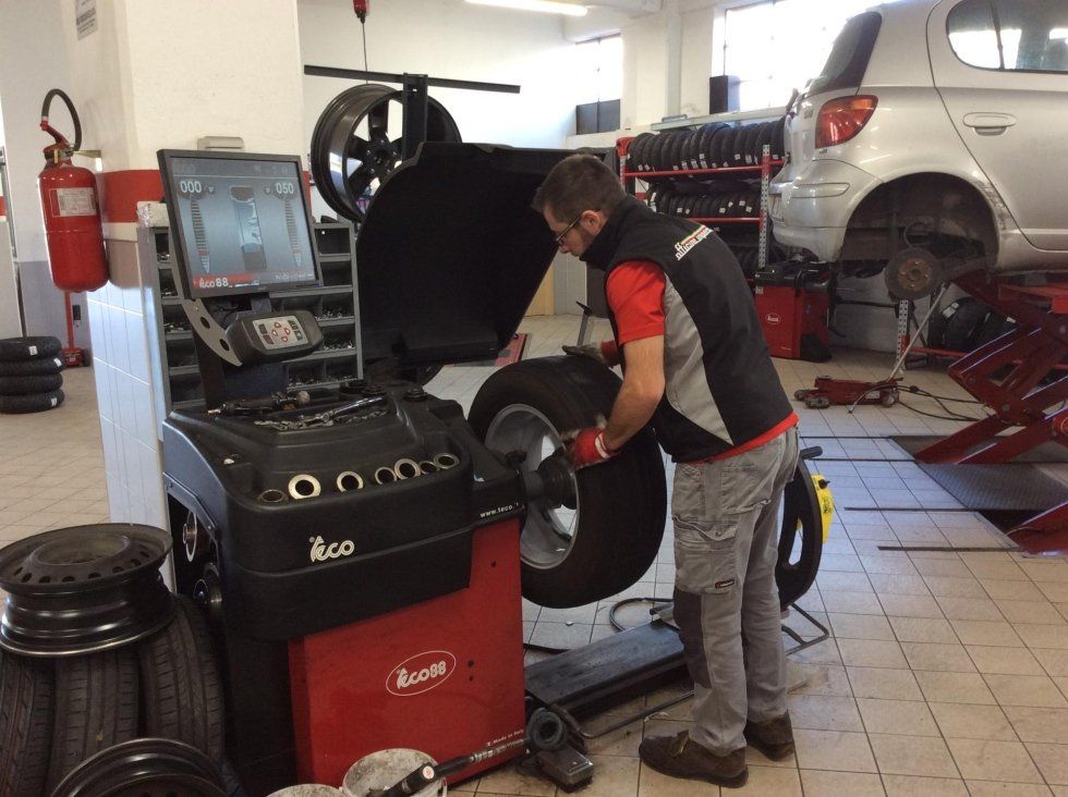 controllo qualitàà di gomme per auto