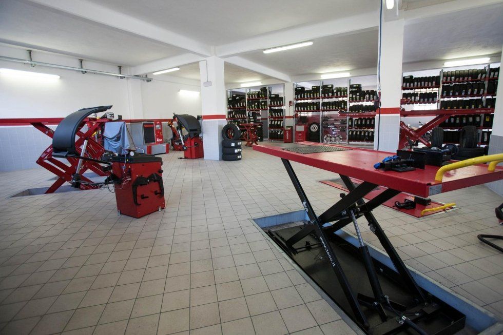 officina attrezzata per cambio pneumatici