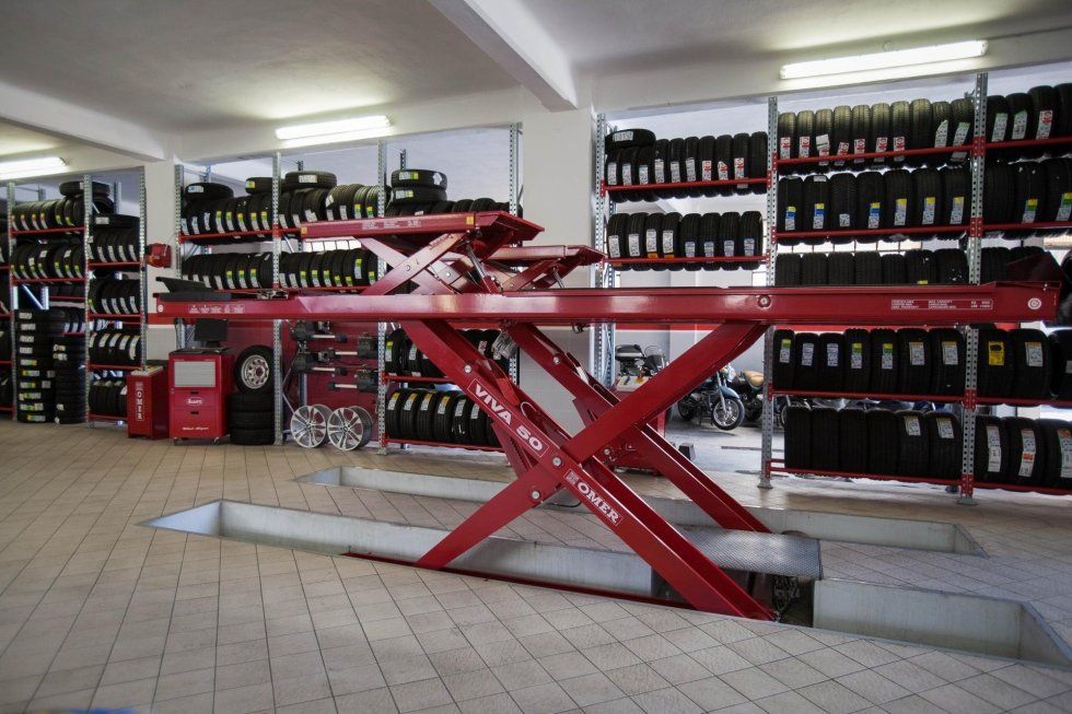 elevatore auto per cambio gomme