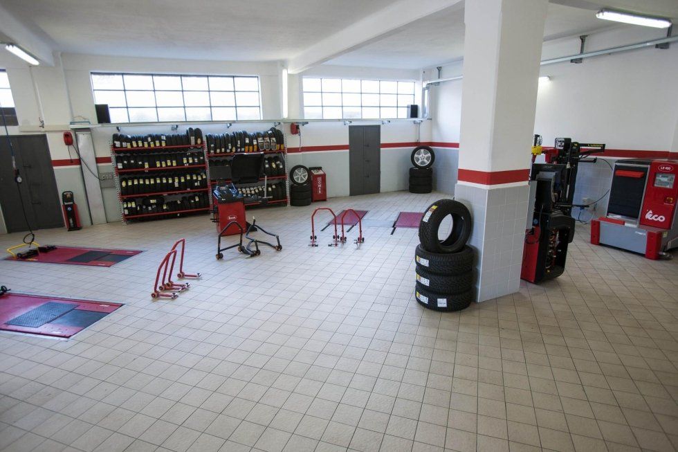 officina attrezzata per cambio gomme